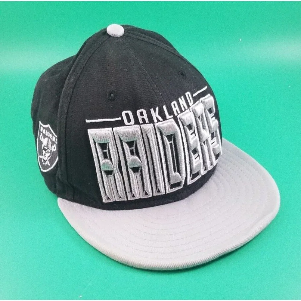 New Era Oakland Raiders NFL 9Fifty Snapback Cap Spellout Raised silver Letters